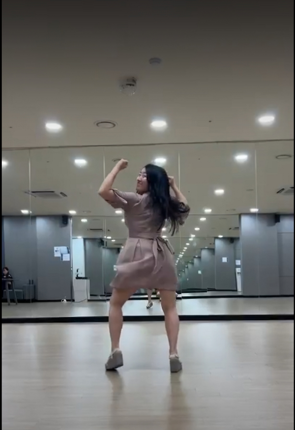 주먹을 쥐고 엉덩이춤을