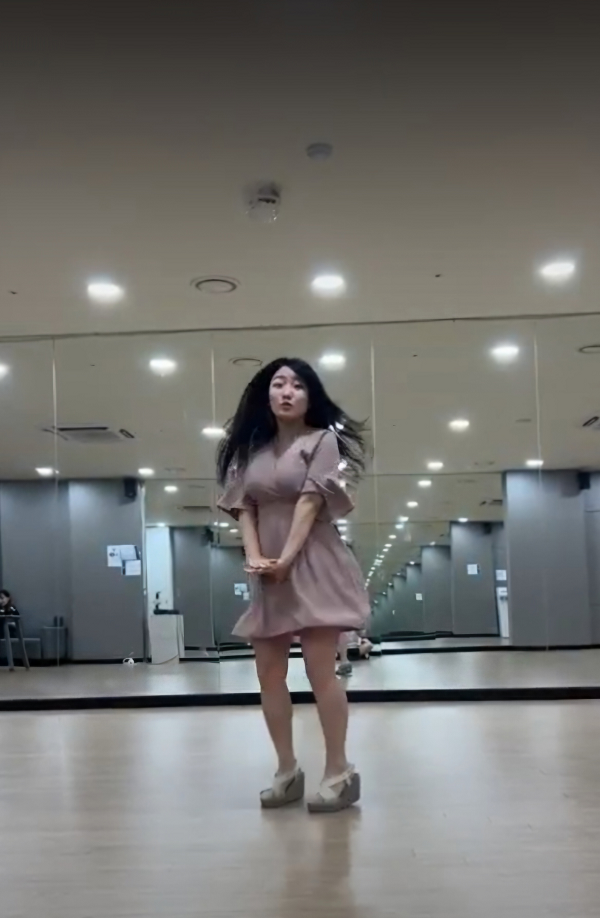 양손에 깍지를 끼고 귀엽게 점프~